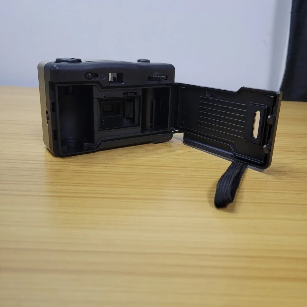 Vivitar PN2011 Focus Free Point & Shoot 35mm‎ Film Camera